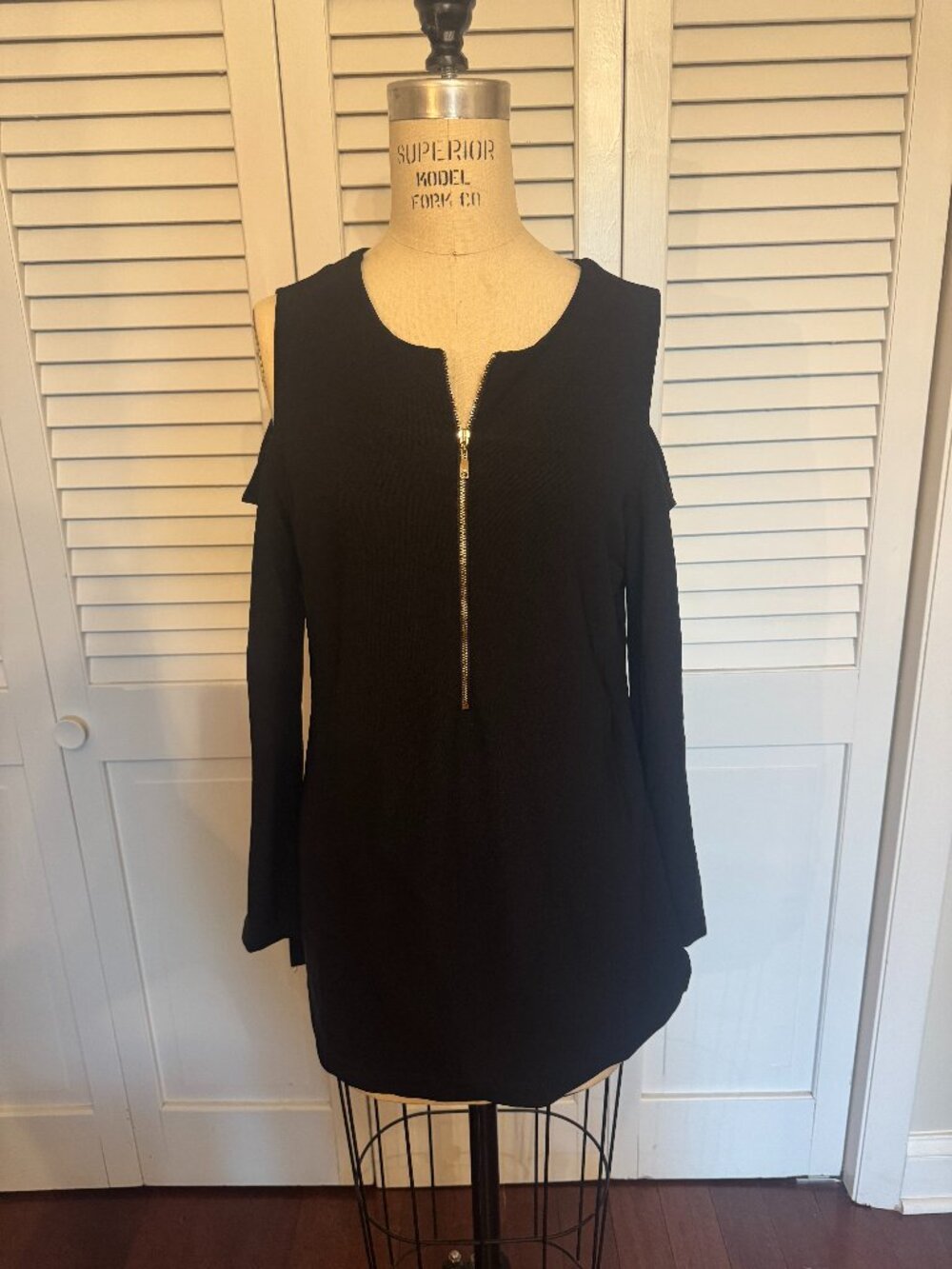Boston Proper Beyond Travel Cold Shoulder Black Top Gold Zip S - Picture 2 of 7